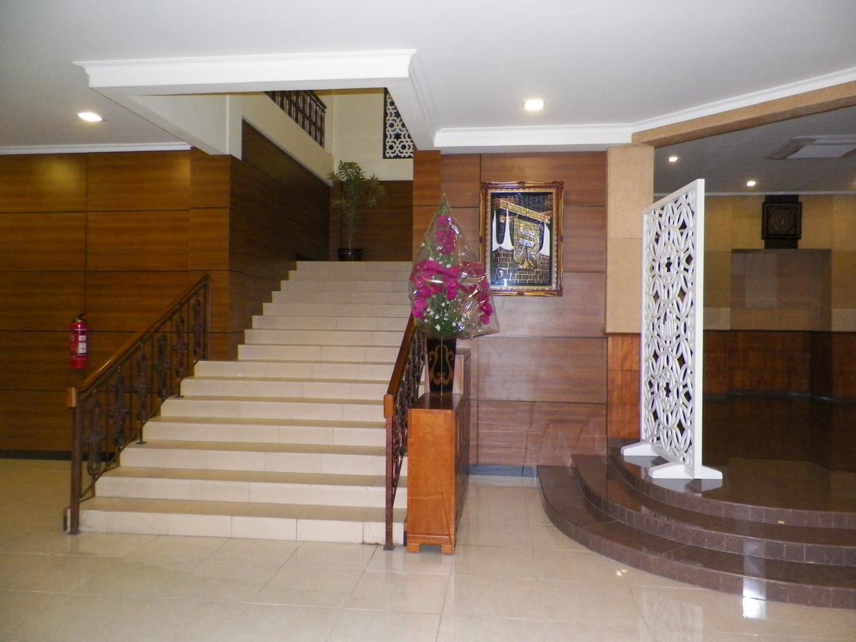 Multazam Hotel Solo Exterior foto
